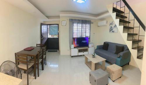 バコロドにある2 Bedroom townhouse in Bacolod Cityのリビングルーム(ソファ、テーブル付)