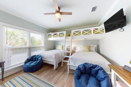um quarto com 2 camas e uma televisão de ecrã plano em Serene Hideaway em Gulf Shores