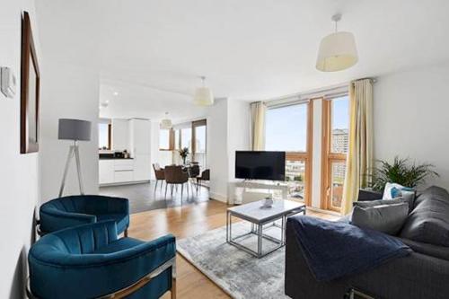 a living room with a couch and chairs and a table at Cubo Canary Wharf in London