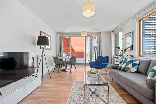 a living room with a couch and a table at Cubo Canary Wharf in London
