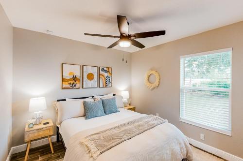 1 dormitorio con 1 cama y ventilador de techo en Horse Country Hideaway, en Ocala