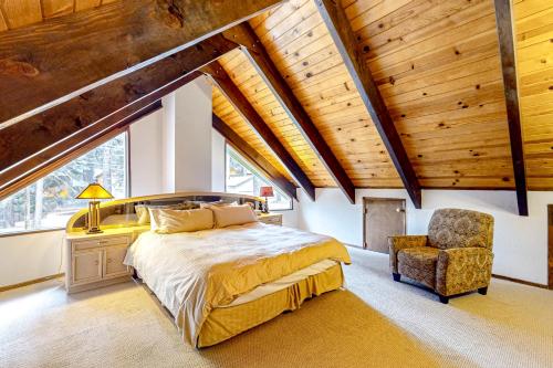 サウス・レイクタホにあるDeer Trail Retreatのベッドと椅子のある寝室
