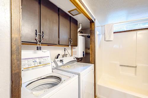 サウス・レイクタホにあるDeer Trail Retreatの洗濯機と乾燥機を備えたランドリールーム