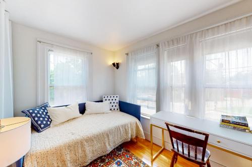 sypialnia z łóżkiem, biurkiem i oknami w obiekcie The Bean House Upstairs and Downstairs Unit w mieście Camden