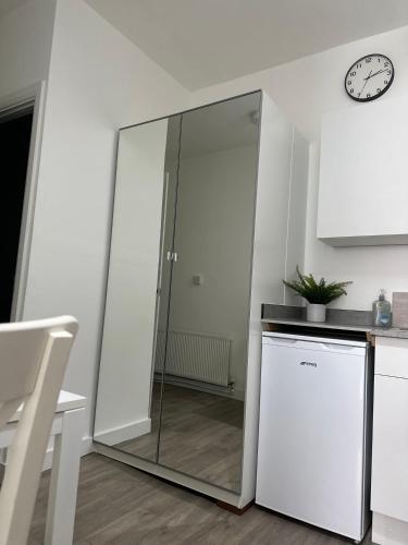 Kuchyň nebo kuchyňský kout v ubytování High Barnet Studio Flat