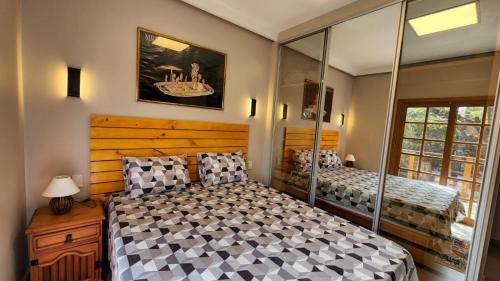um quarto com 2 camas e uma janela em House Interlagos em São Paulo