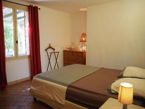 מיטה או מיטות בחדר ב-Nice house with private pool in the Parc du Luberon, Grambois