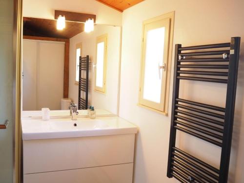ein Bad mit einem Waschbecken und einem Spiegel in der Unterkunft Nice house with private pool in the Parc du Luberon, Grambois in Grambois