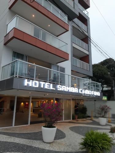 hotel z znakiem na boku budynku w obiekcie Flat Samba w mieście Cabo Frio