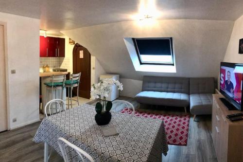 un salon avec une table et un canapé dans l'établissement Exclusive building for groups, au Mans