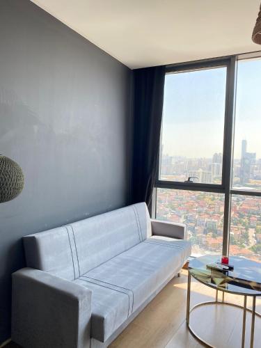 ein Wohnzimmer mit einem Sofa und einem großen Fenster in der Unterkunft Ikon Suit in Istanbul