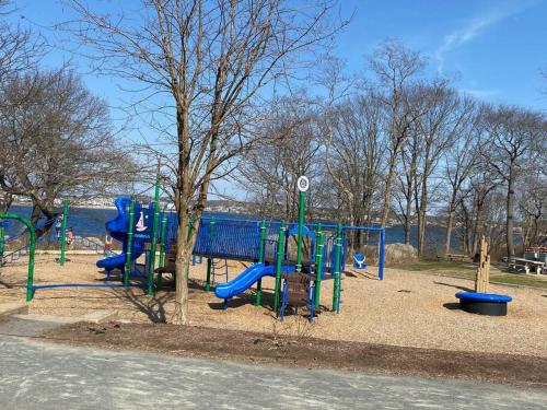 um parque infantil com um escorrega azul num parque em Glorious Suite near Downtown with washer/dryer em Gloucester