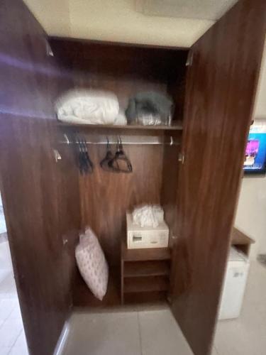 a wooden cabinet with some towels and some towels at COBERTURA DUPLEX 70 m COM HIDRO NO MELHOR HOTEL DE TAGUATINGA in Taguatinga