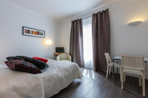 Ένα ή περισσότερα κρεβάτια σε δωμάτιο στο Hôtel Radio - Teritoria
