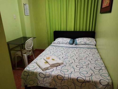 Cama en habitación con mesa y cama sidx sidx sidx sidx en HOTEL REY DE ORO en Chiclayo