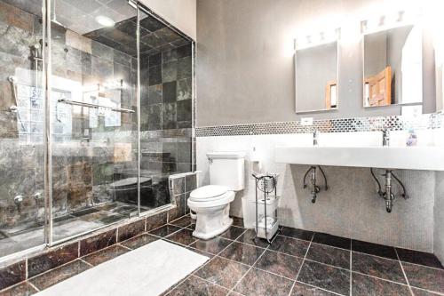 een badkamer met toilet, wastafel en douche bij Spacious & Stylish Home at the heart of Wicker Park in Chicago