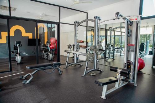 a gym with several tread machines and mirrors at Moderno Ubicacion Vistas Seguridad y Estilo in Monterrey