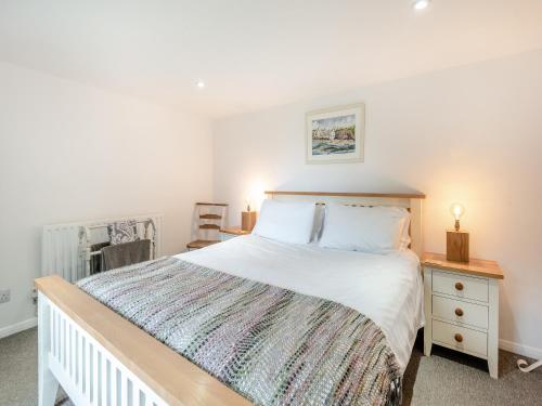 1 dormitorio con 1 cama grande y cabecero de madera en Peaceful Farmhouse - Uk44787, en Grainthorpe
