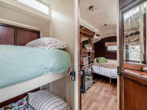 1 dormitorio con 2 literas en un remolque en Peaceful Travelers Rest - Uk44790, en Grainthorpe