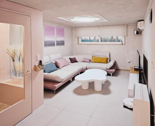 ソウルにあるClose to Gangnam, COEX, Asan Medical Centar & Luxury Apartment near Lotte worldのソファとテーブルのあるリビングルーム