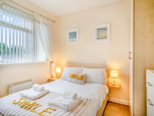1 dormitorio con 1 cama con toallas en Trem Yr Afon en Ciliau-Aeron