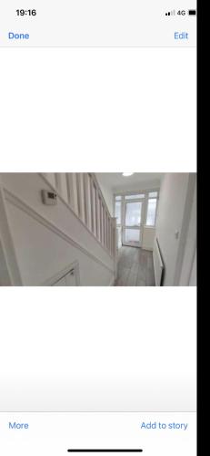 uma fotografia de um quarto com uma escada e um sótão em Home2home em Hendon