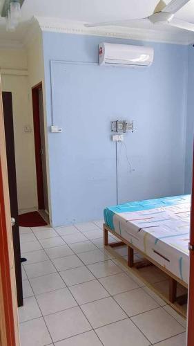 ein Schlafzimmer mit einem Bett in einem Zimmer in der Unterkunft Rumahku in Kota Kinabalu