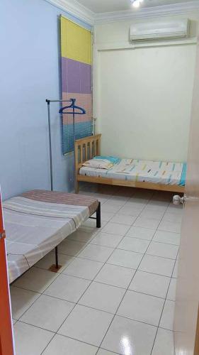 um quarto com duas camas num quarto em Rumahku em Kota Kinabalu