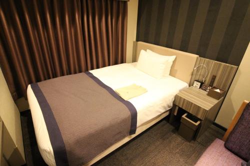 Een bed of bedden in een kamer bij Almont Inn Tokyo Nihonbashi