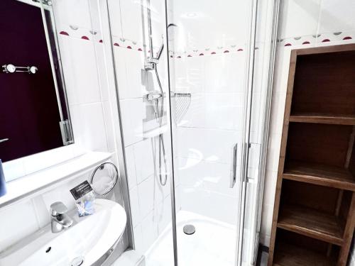 une salle de bain avec douche et lavabo dans l'établissement Appartement charmant, 1 chambre, parking privé, WiFi - Les Gets - FR-1-671-144, aux Gets