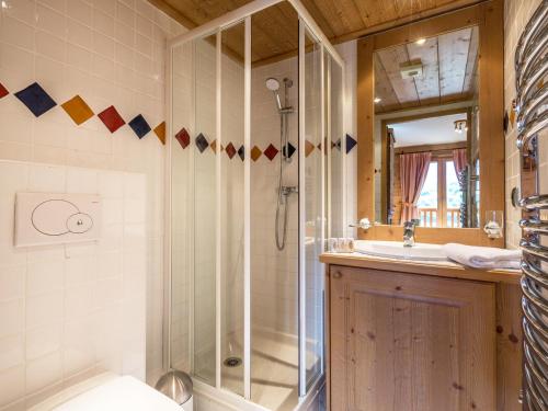a bathroom with a shower and a sink at Appartement Saint-Martin-de-Belleville, 4 pièces, 8 personnes - FR-1-461-25 in Saint-Martin-de-Belleville