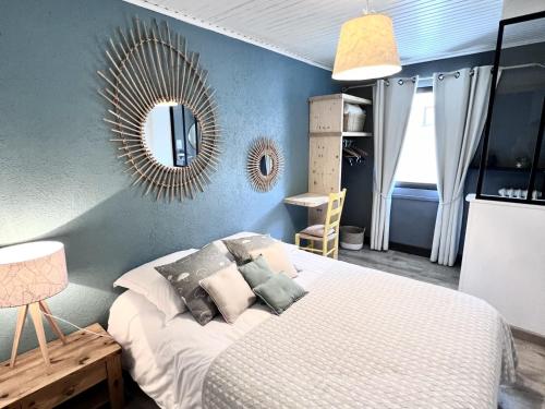 une chambre avec un lit et un miroir au mur dans l'établissement Appartement cosy au cœur des Gets, proche des télécabines, 2 chambres, Wi-Fi, parking privatif - FR-1-671-124, aux Gets