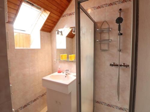 Ванная комната в Gîte Thiézac, 3 pièces, 4 personnes - FR-1-742-74