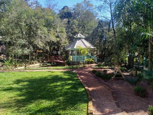 um gazebo no meio de um parque em chalé do Riacho em Gramado