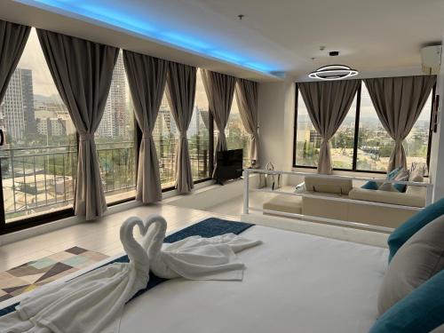 Un dormitorio con una cama blanca con un cisne. en 88th Avenue en Cebú