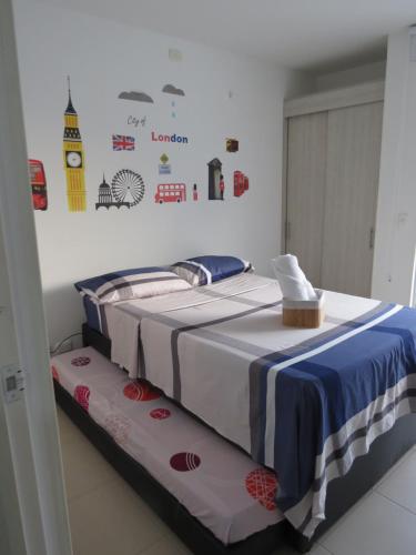 a bed in a room with at Precioso apartamento con piscina y wifi in Girardot