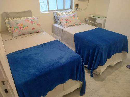 - 2 lits dans un dortoir bleu et blanc dans l'établissement Aconchegante e especial, à Récife