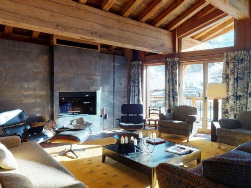 Chalet avec Piscine Chauffée, Accès Direct aux Pistes et Services de Luxe à Val-d'Isère - FR-1-567-108