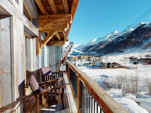 Chalet avec Piscine Chauffée, Accès Direct aux Pistes et Services de Luxe à Val-d'Isère