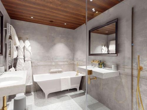 une salle de bain avec deux lavabos et un miroir dans l'établissement Chalet avec Piscine Chauffée, Accès Direct aux Pistes et Services de Luxe à Val-d'Isère - FR-1-567-108, à Val dʼIsère