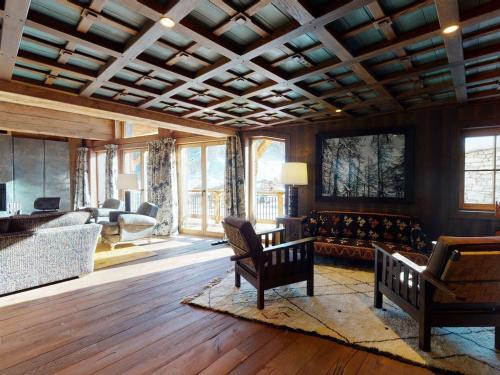 Chalet avec Piscine Chauffée, Accès Direct aux Pistes et Services de Luxe à Val-d'Isère