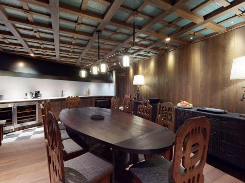 Chalet avec Piscine Chauffée, Accès Direct aux Pistes et Services de Luxe à Val-d'Isère