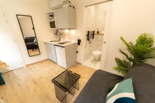 Il comprend un salon avec un canapé et une cuisine. dans l'établissement AG 3 Sun Sand and serenity intimate, à Nice