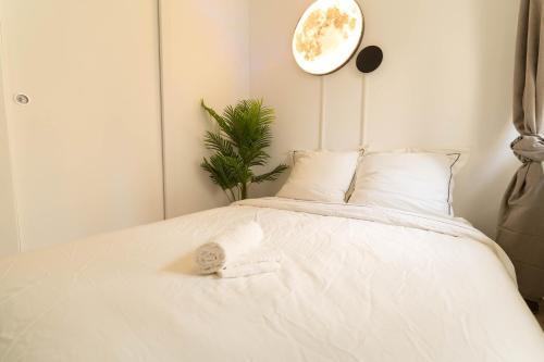 un lit blanc avec un animal rembourré dans l'établissement AG 3 Sun Sand and serenity intimate, à Nice