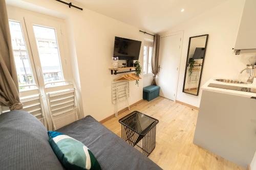 un salon avec un canapé et une cuisine dans l'établissement AG 3 Sun Sand and serenity intimate, à Nice