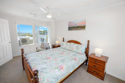 1 dormitorio con 1 cama, vestidor y ventana en Paradise View @ Bonny Hills, en Bonny Hills