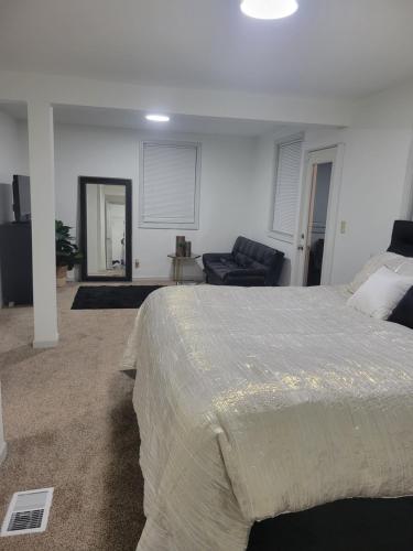 Ein Bett oder Betten in einem Zimmer der Unterkunft Shared guest house with private rooms
