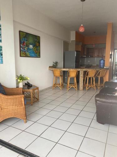 a living room with a couch and a kitchen at Apartamento Vista al Mar in Porlamar