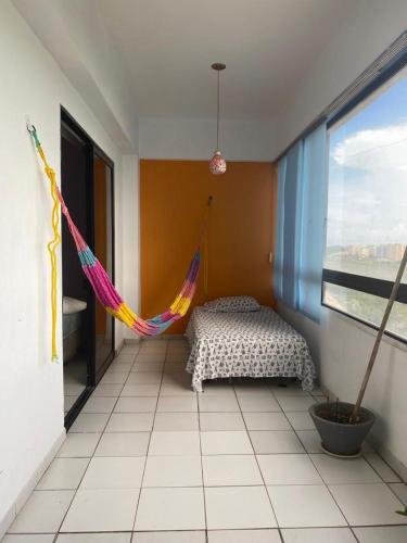 a bedroom with a hammock in the corner of a room at Apartamento Vista al Mar in Porlamar