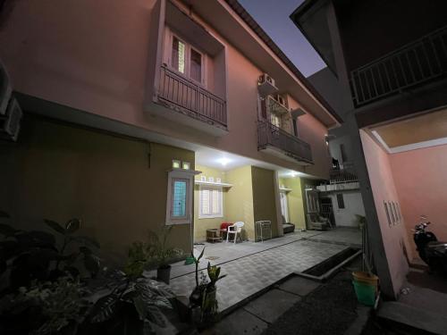 an empty courtyard of a house at night at Hotel O Anugrah Homestay Syariah in Makassar